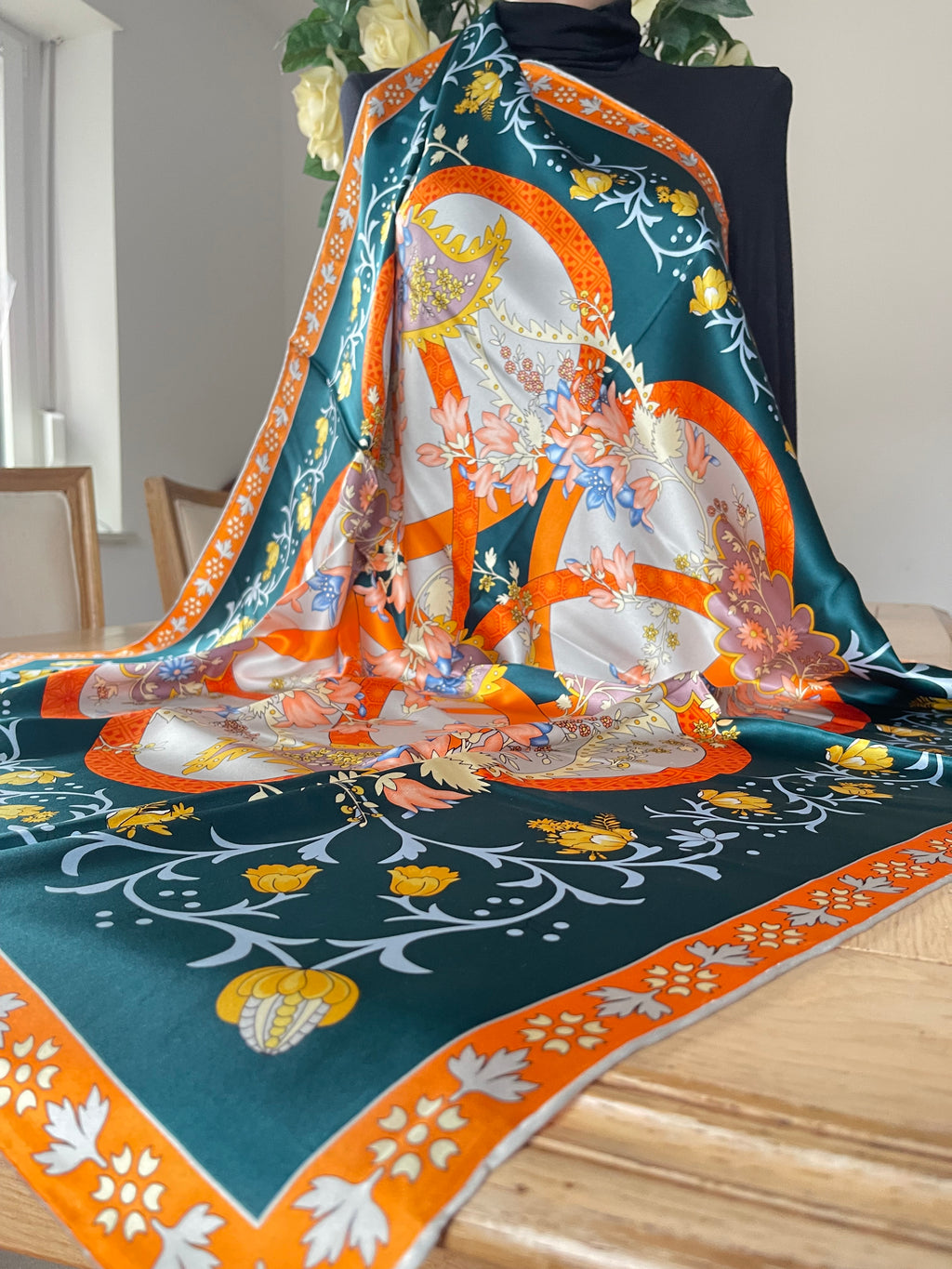 Foulard scarf carré schal sjaal hand rolled neuf