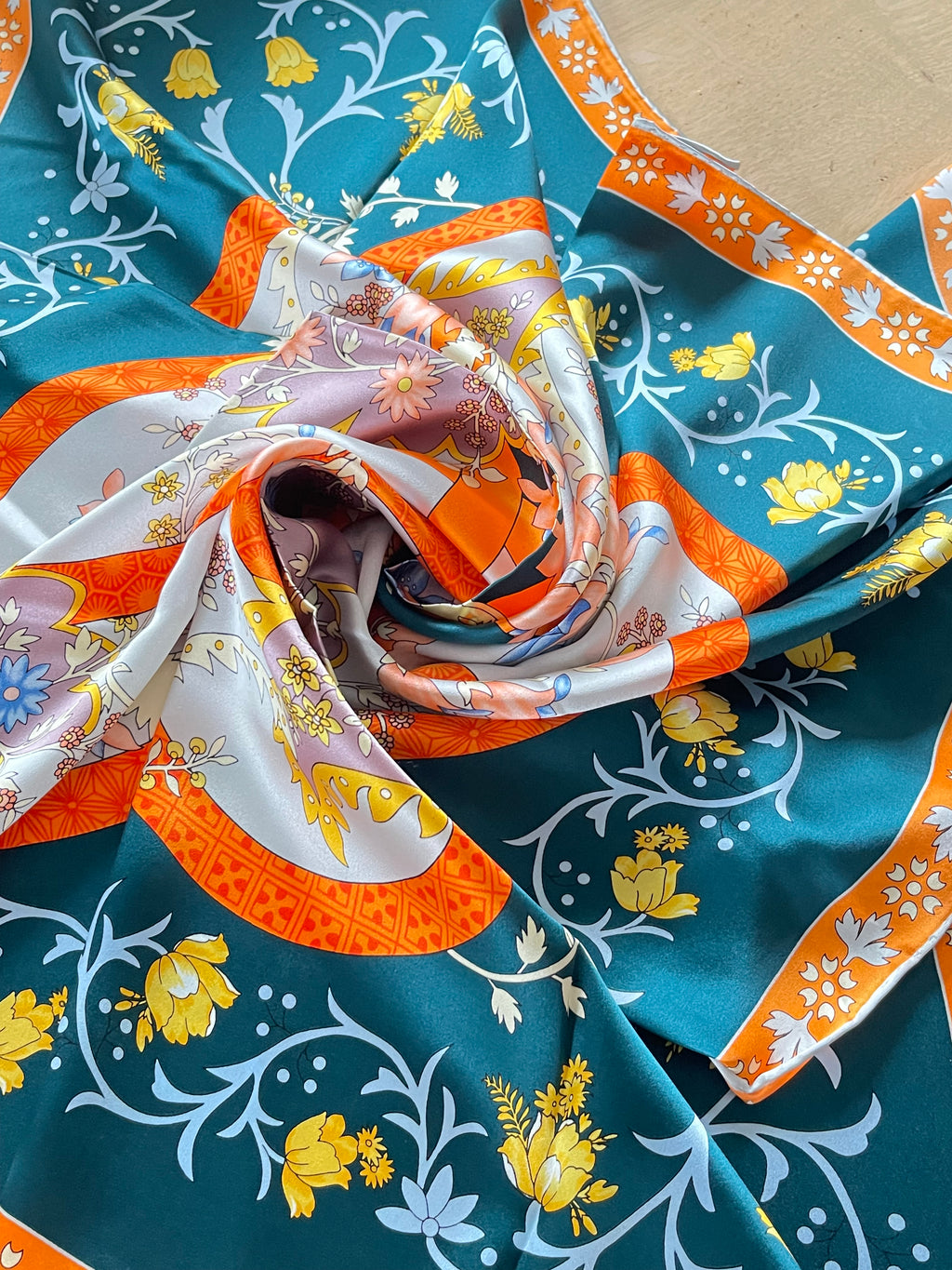 Foulard scarf carré schal sjaal hand rolled neuf