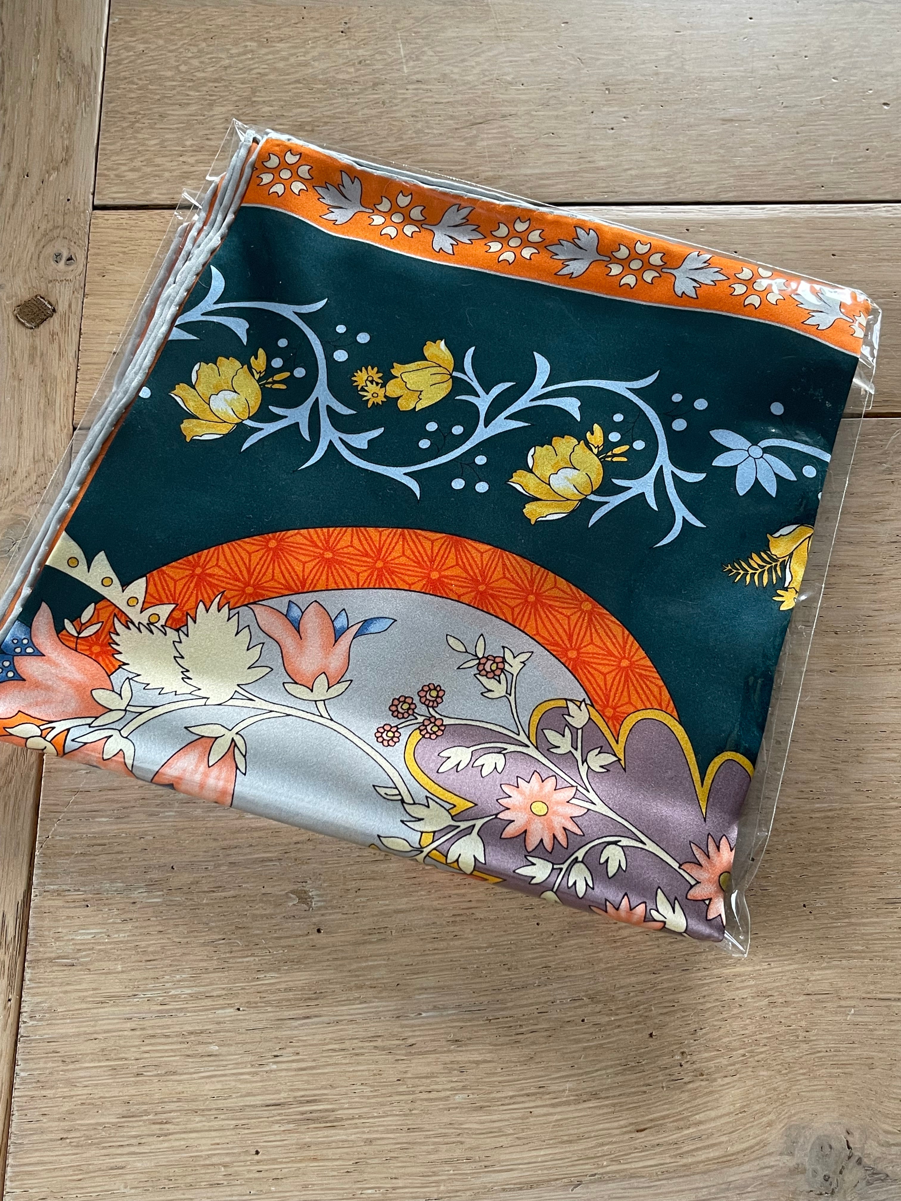 Foulard scarf carré schal sjaal hand rolled neuf