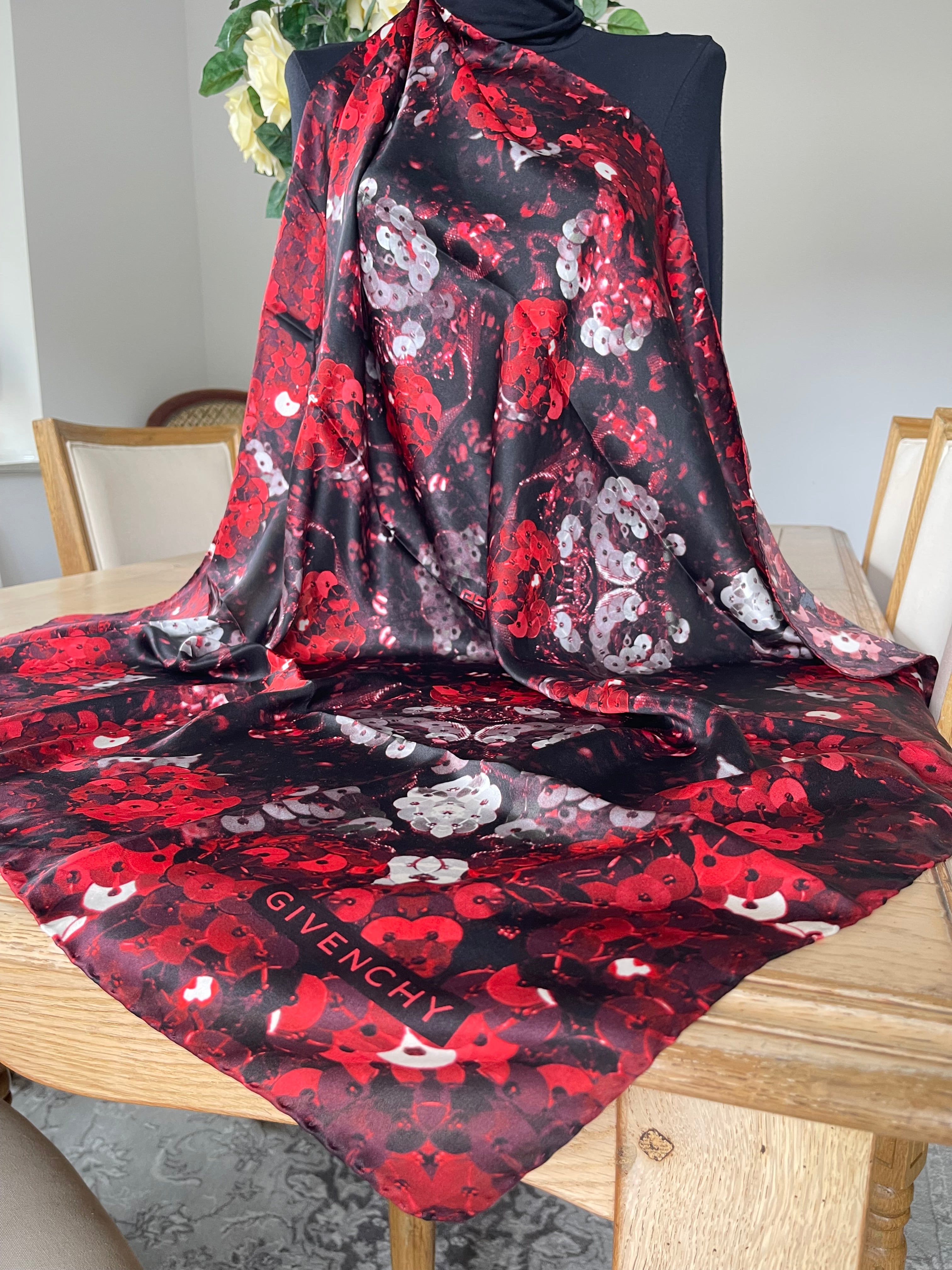 Givenchy foulard carré scarf schal sjaal seide seide soie silk