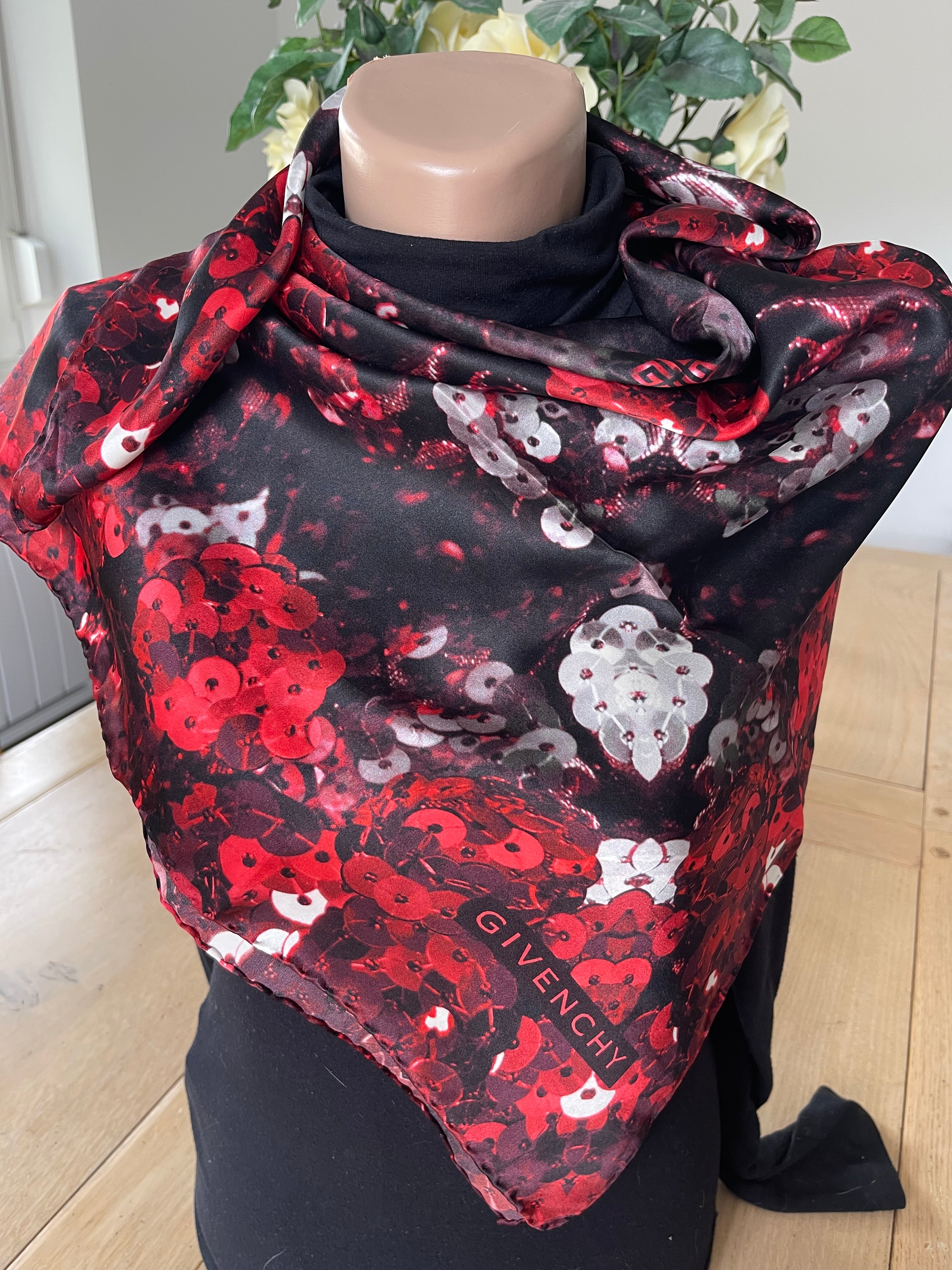 Givenchy foulard carré scarf schal sjaal seide seide soie silk