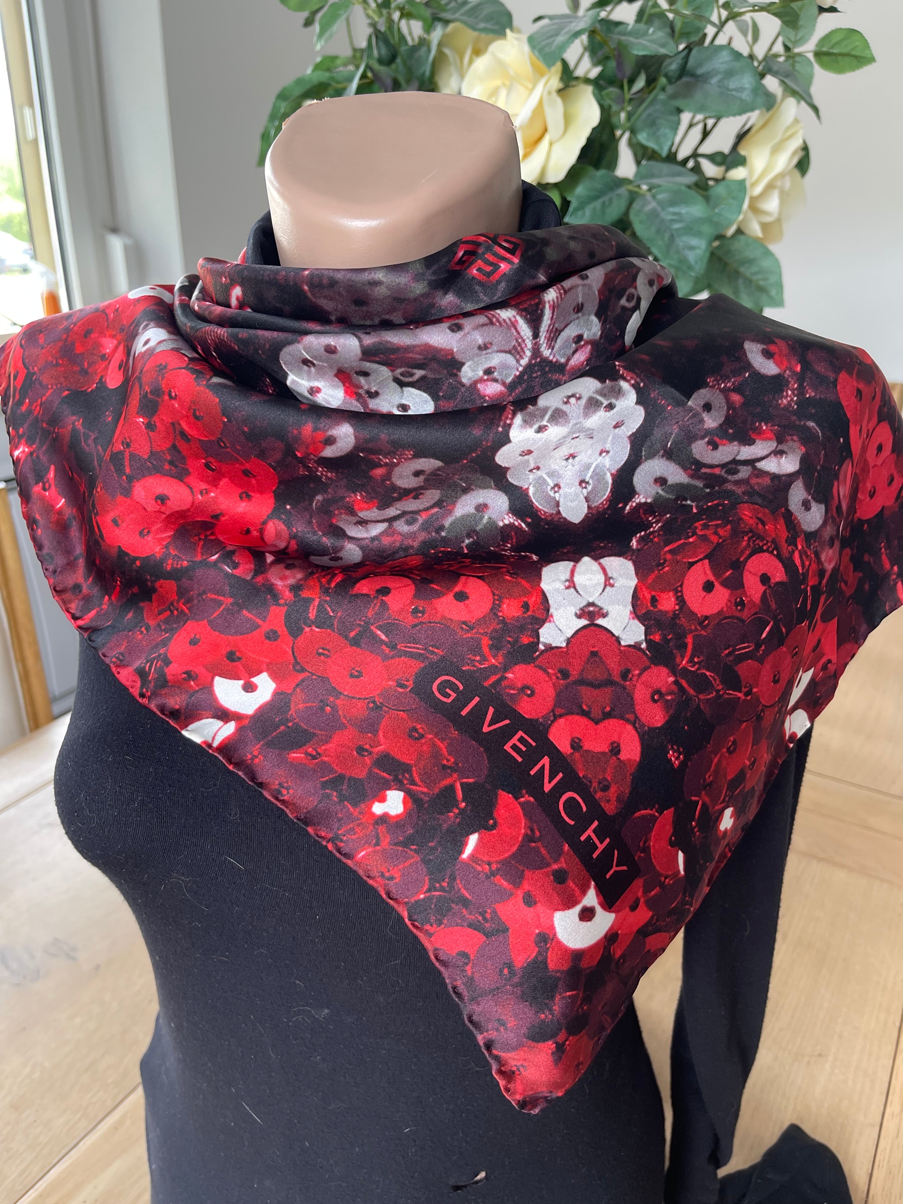 Givenchy foulard carré scarf schal sjaal seide seide soie silk