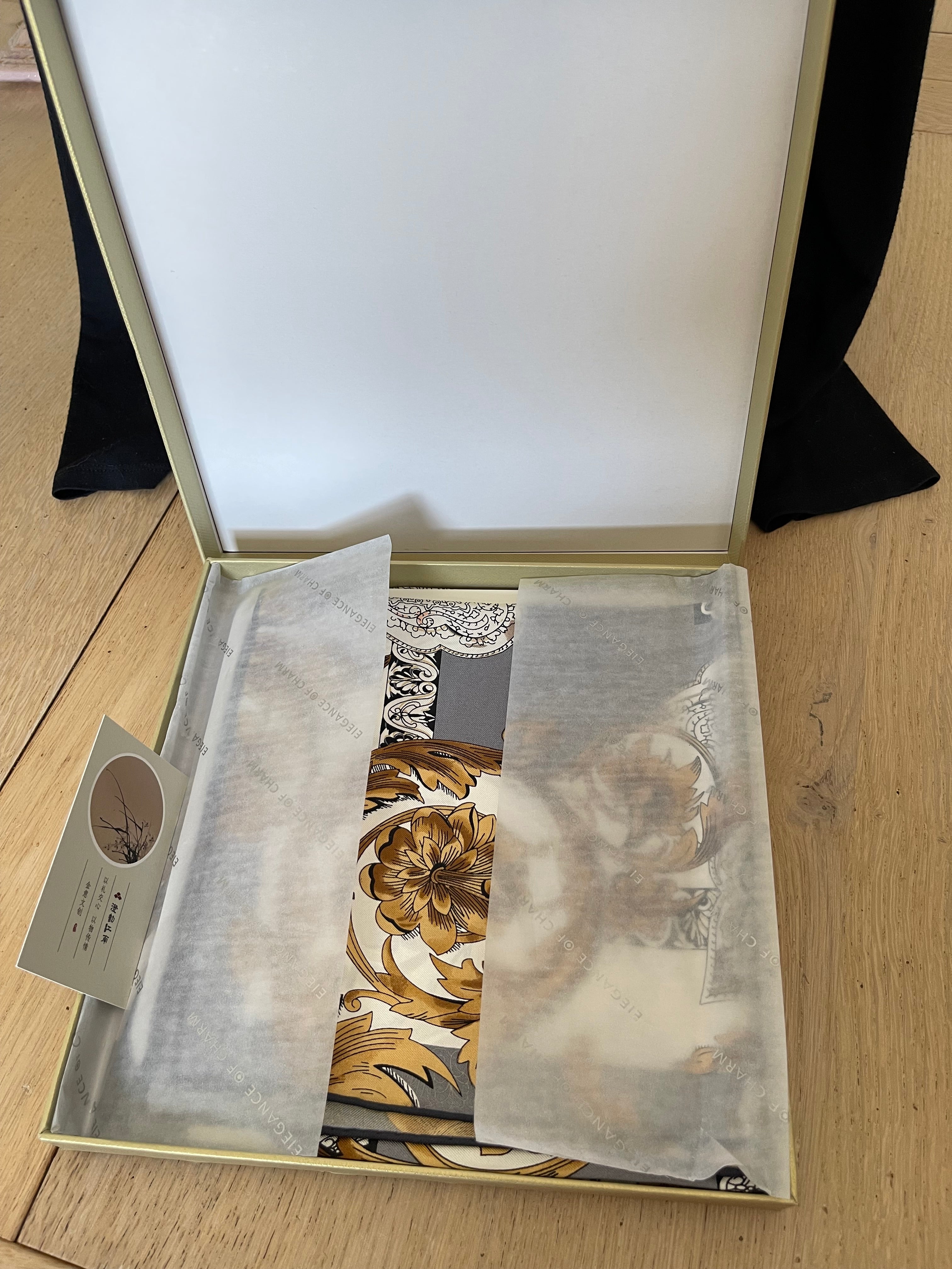 Elegence Charm carré foulard scarf schal sjaal seide silk soie