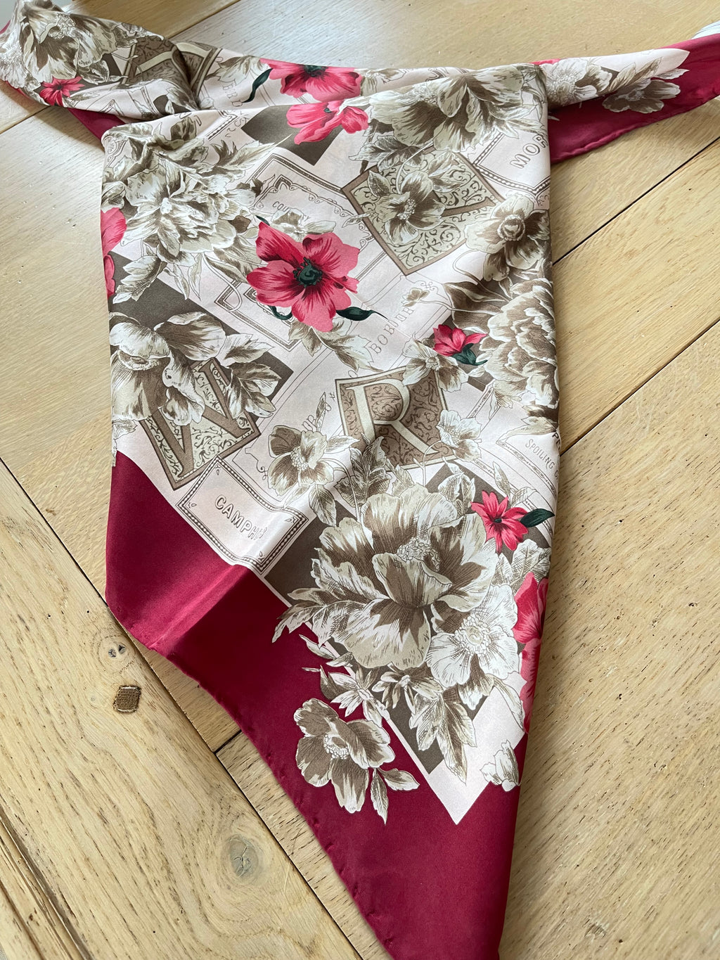 Silk scarf red carré foulard schal sjaal seide soie silk